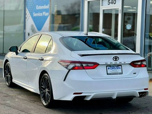 Used 2021 Toyota Camry SE image 3