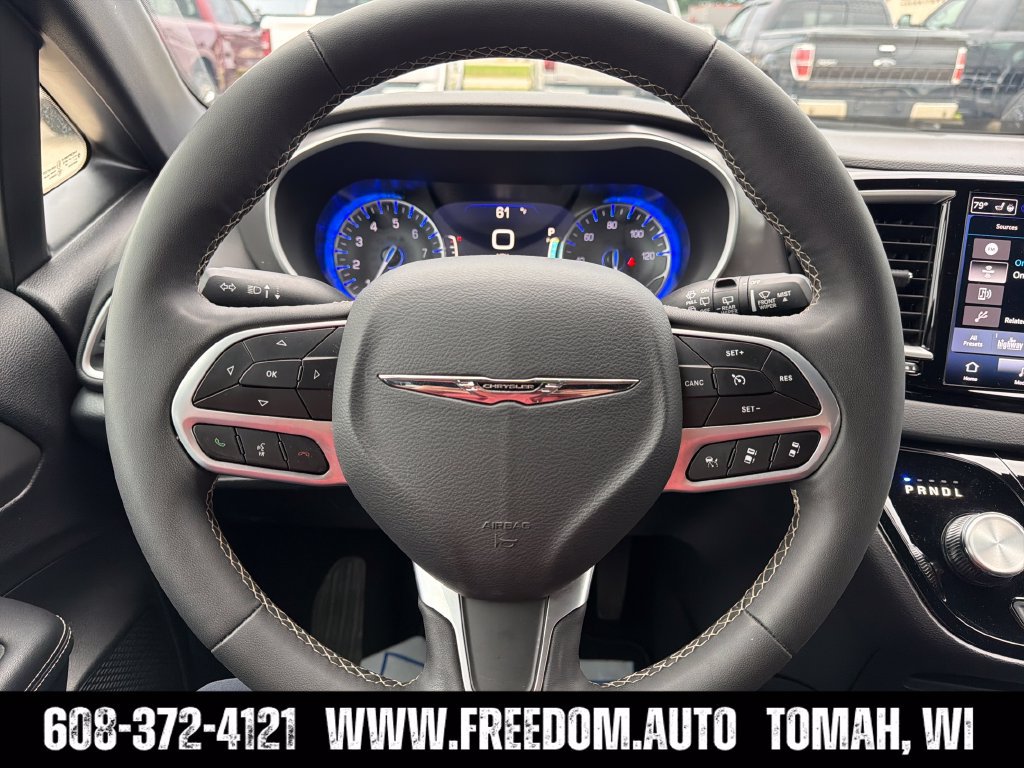 Used 2025 Chrysler Pacifica Select FWD image 14