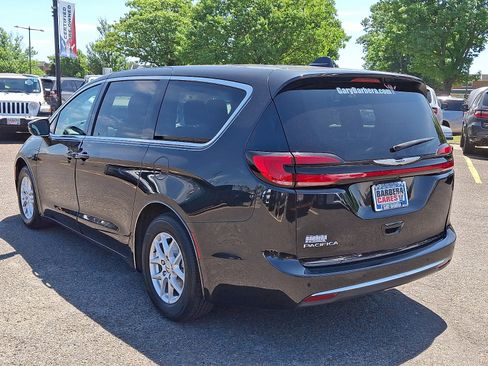 Used 2023 Chrysler Pacifica Touring-L FWD image 4