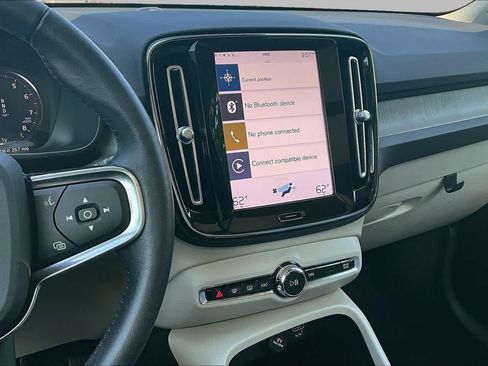 Used 2021 Volvo XC40 T4 Inscription w/ Protection Package FWD image 6