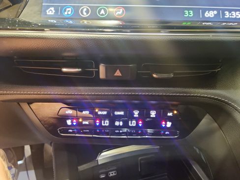 Used 2023 Buick Envision Avenir image 18