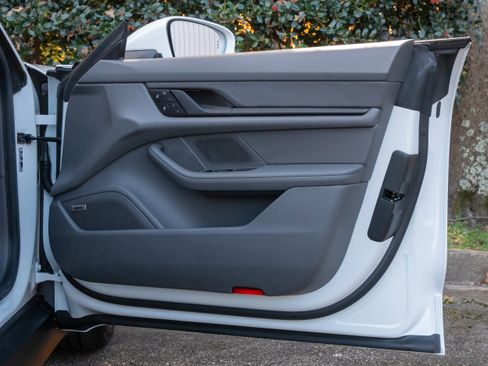 Used 2022 Porsche Taycan image 29