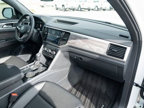 Used 2023 Volkswagen Atlas Cross Sport SE image 39