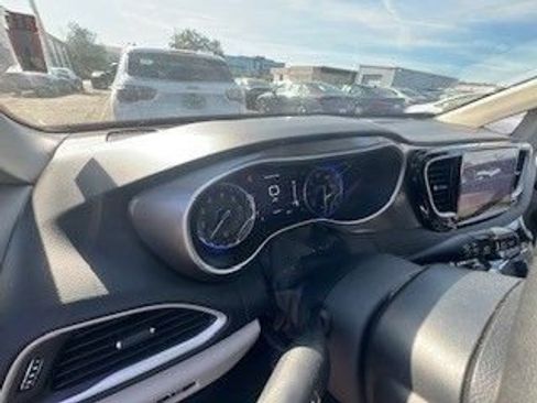 Used 2023 Chrysler Pacifica Touring-L image 14