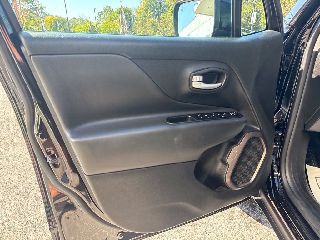 Used 2023 Jeep Renegade Latitude AWD/4WD image 19