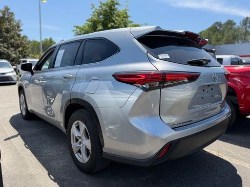 Used 2023 Toyota Highlander LE image 2