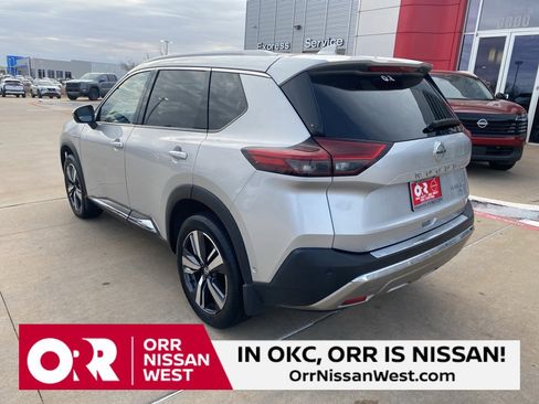 Used 2021 Nissan Rogue Platinum image 3