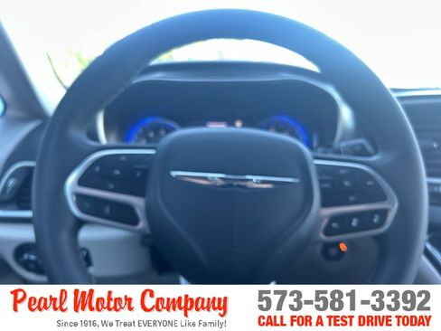 Used 2024 Chrysler Pacifica Touring-L FWD image 13