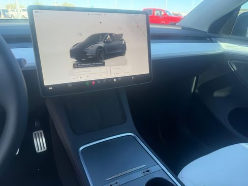 Used 2024 Tesla Model Y Performance image 20