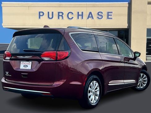 Used 2018 Chrysler Pacifica Touring-L image 6