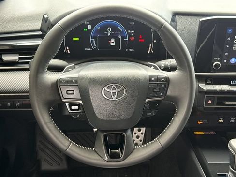 Used 2025 Toyota Camry SE FWD image 13