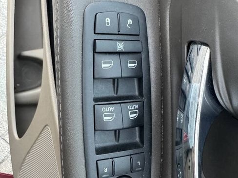 Used 2014 Chrysler Town & Country Touring-L w/ Driver Convenience Group FWD image 17