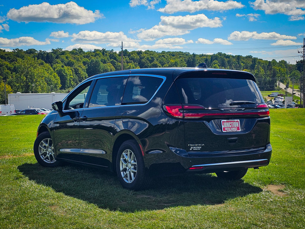 New 2027 Chrysler Pacifica Select FWD image 5