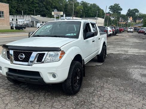 Used 2014 Nissan Frontier SV w/ SV Value Truck Package AWD/4WD image 3