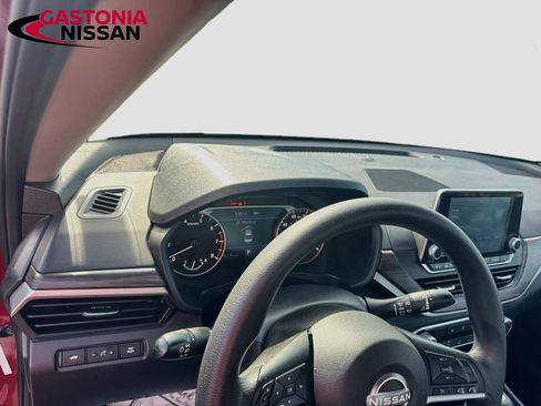 Used 2025 Nissan Altima 2.5 SV FWD image 11