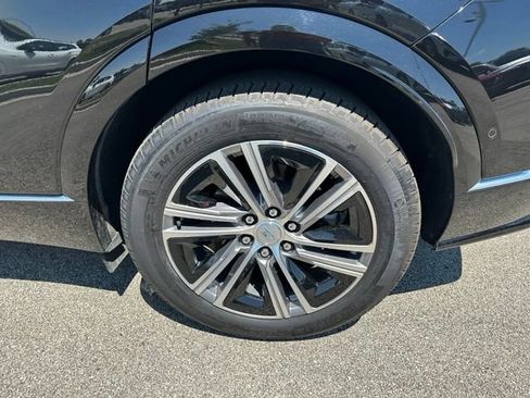 Used 2024 Cadillac Lyriq Luxury AWD/4WD image 7