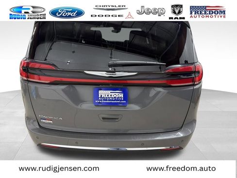 Used 2023 Chrysler Pacifica Touring-L image 7