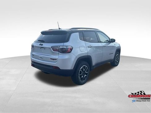 Used 2025 Jeep Compass Trailhawk AWD/4WD image 6