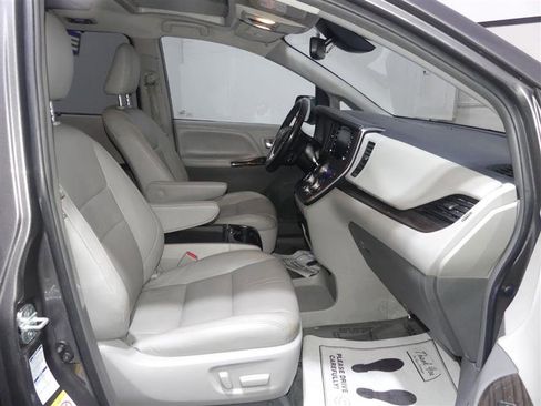 Used 2018 Toyota Sienna XLE Premium w/ Cargo Management Package image 22