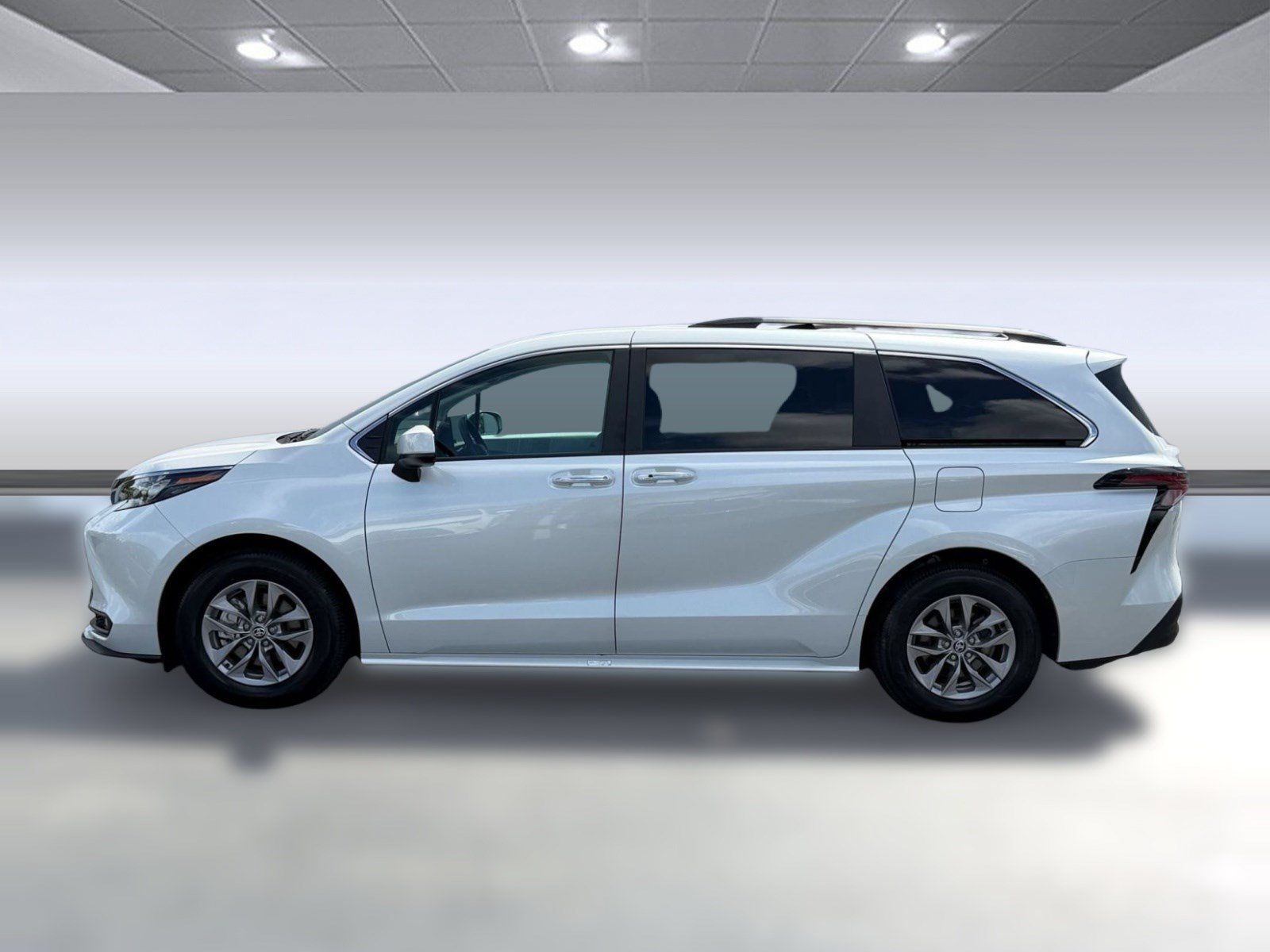 Used 2026 Toyota Sienna XLE FWD image 2