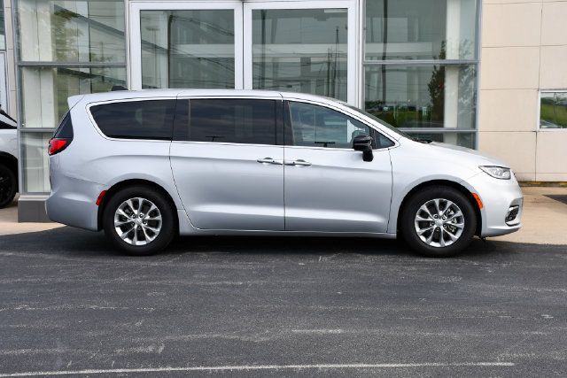 Used 2026 Chrysler Pacifica Limited FWD image 7