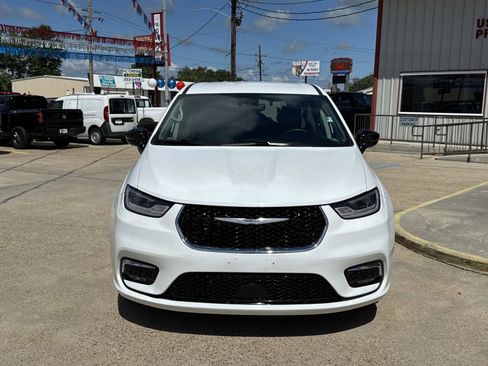 Used 2024 Chrysler Pacifica Touring-L FWD image 2