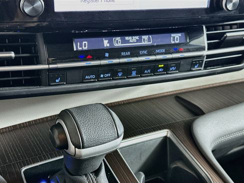 Used 2023 Toyota Sienna XLE FWD image 23
