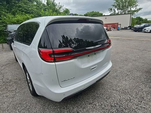 Used 2024 Chrysler Pacifica Touring-L FWD image 5