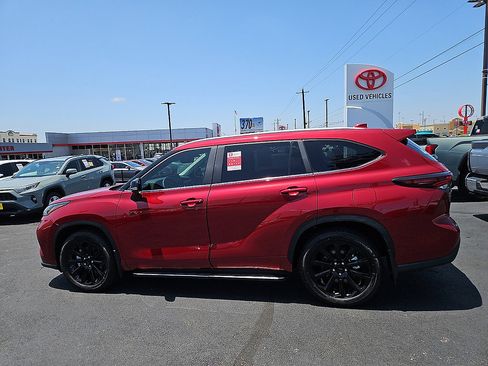 Certified 2026 Toyota Highlander XLE AWD/4WD image 2