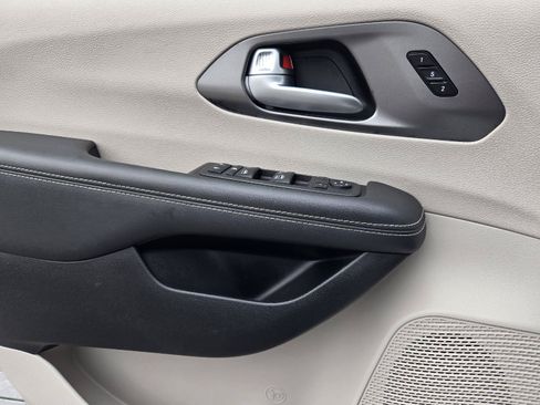 Used 2024 Chrysler Pacifica Touring-L FWD image 18