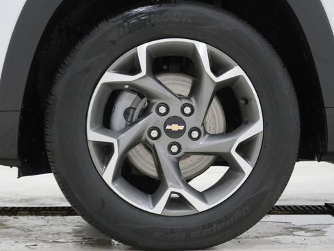 Used 2025 Chevrolet Trax LT image 9