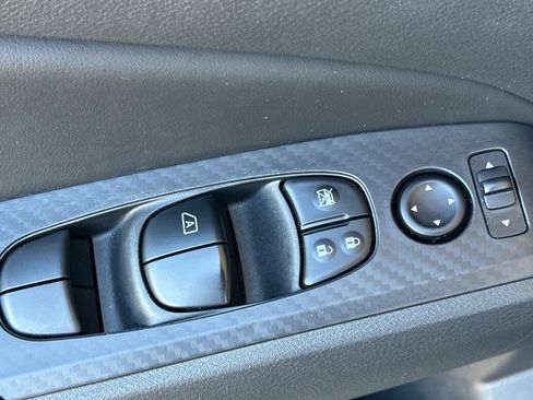Used 2025 Nissan Altima 2.5 SV FWD image 12