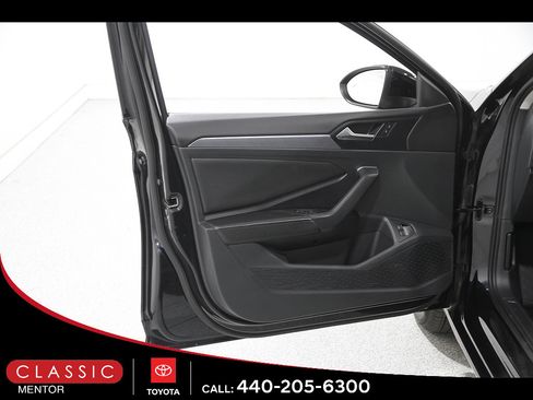 Used 2024 Volkswagen Jetta SE FWD image 4