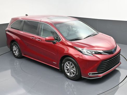Used 2021 Toyota Sienna XLE image 42