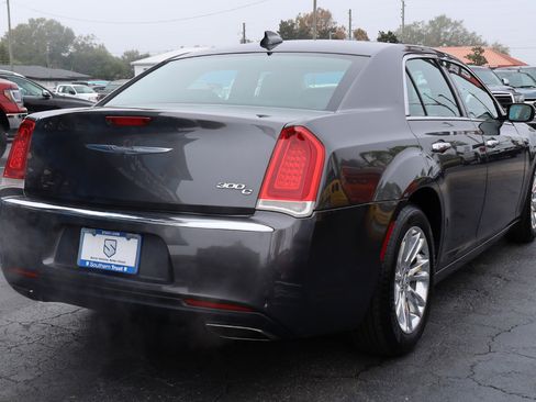 Used 2016 Chrysler 300 C image 4