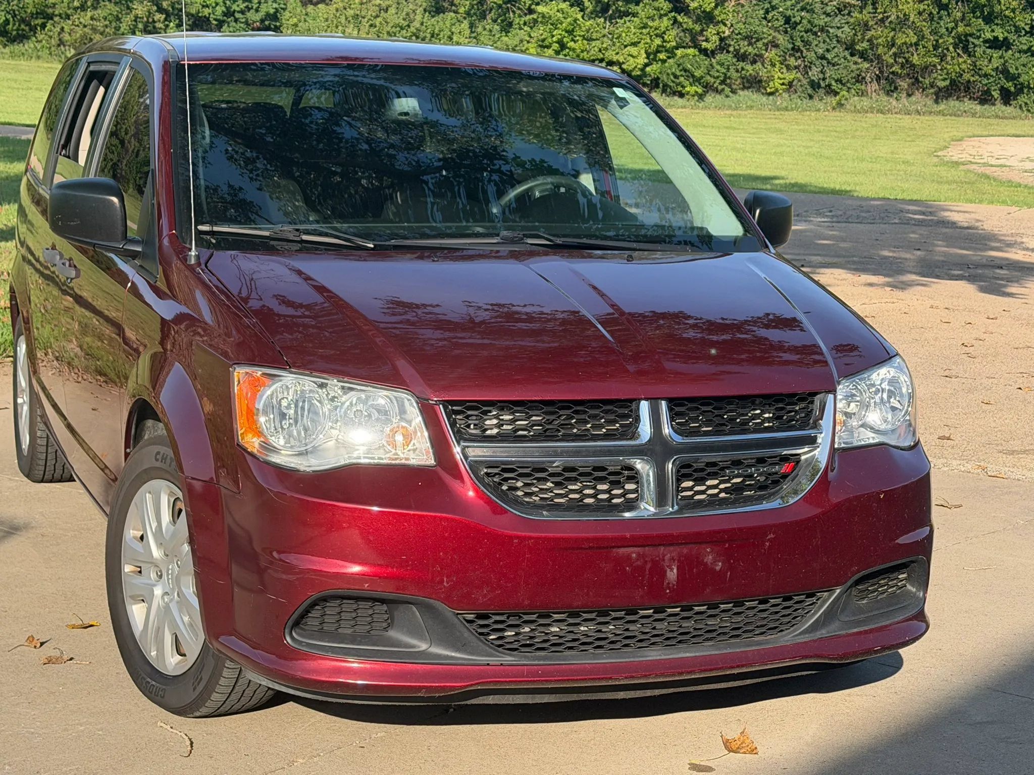 Used 2019 Dodge Grand Caravan SE FWD image 3