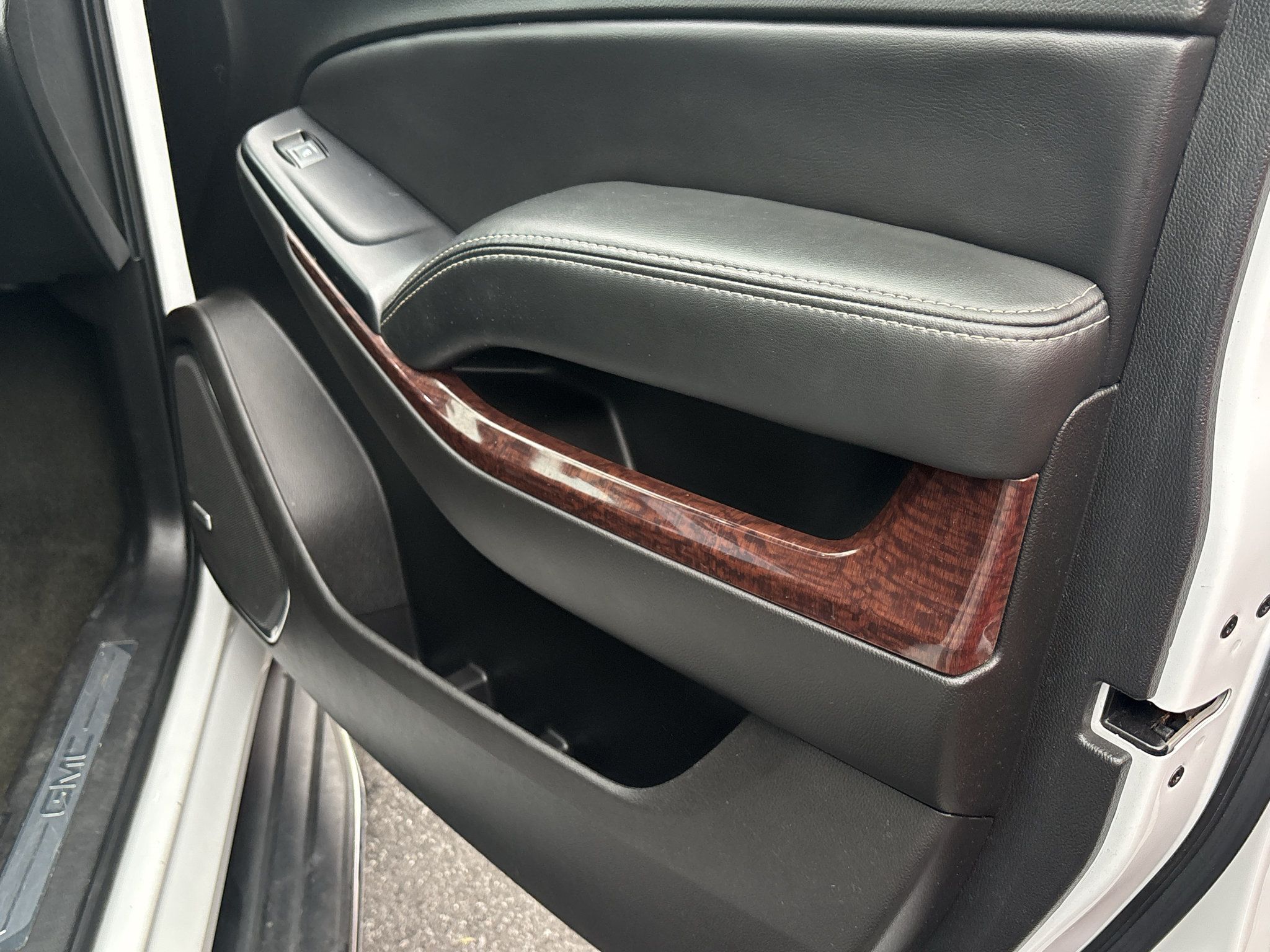 Used 2017 GMC Yukon SLT AWD/4WD image 15