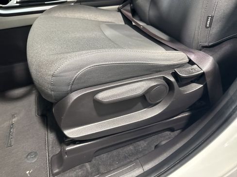 Used 2022 Kia Carnival LX image 27