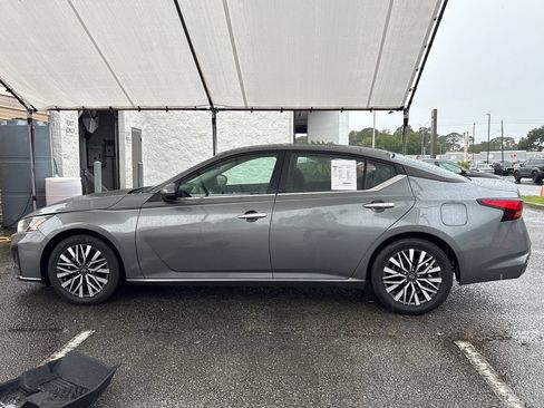 Used 2023 Nissan Altima 2.5 SV FWD image 2