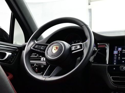 Certified 2025 Porsche Macan AWD/4WD image 21