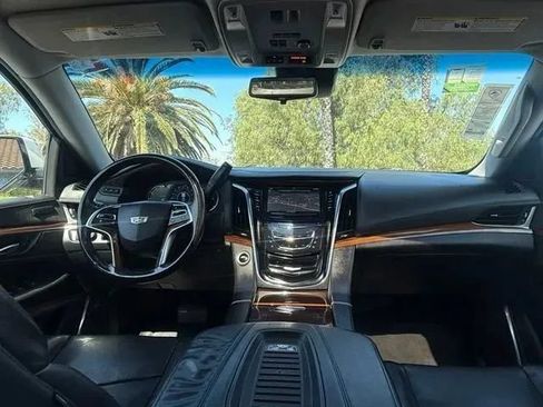 Used 2018 Cadillac Escalade ESV Premium Luxury RWD image 17