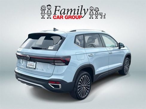 Used 2025 Volkswagen Taos SE FWD image 3