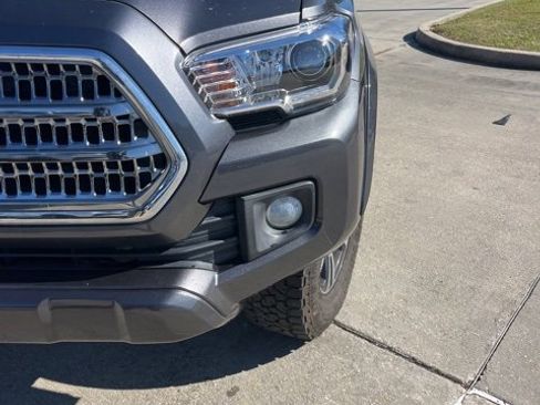 Used 2017 Toyota Tacoma TRD Sport image 12