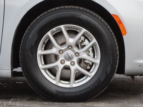 Certified 2024 Chrysler Pacifica Touring-L image 13