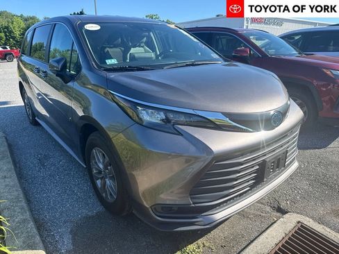 Used 2024 Toyota Sienna LE AWD/4WD image 1