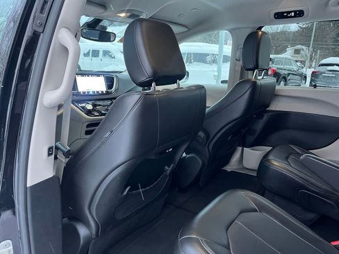 Used 2024 Chrysler Pacifica Touring-L image 29