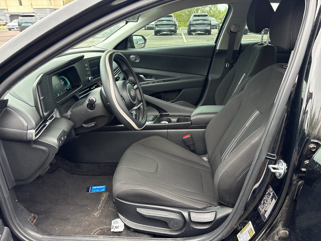 Used 2025 Hyundai Elantra Hybrid FWD image 18