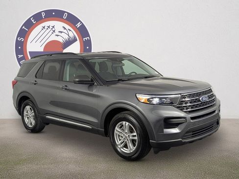 Used 2024 Ford Explorer XLT image 2