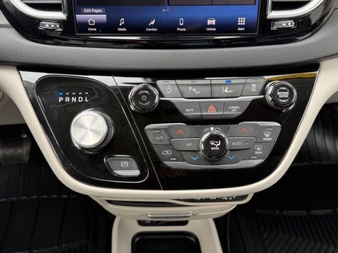 Used 2023 Chrysler Pacifica Touring-L image 30