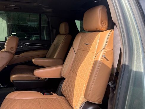 Used 2023 Cadillac Escalade ESV Premium Luxury AWD/4WD image 14